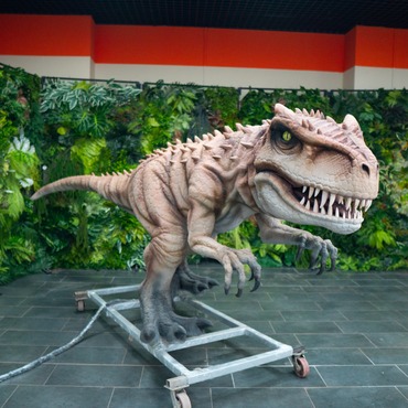 Indominus rex - foto de figura animatrónica en stock