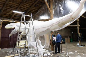 عملية إنشاء تمثال الديناصور حسب طلب Dinomachine