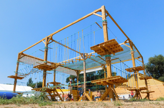 El parque multinivel sobre soportes resistentes — es uno de los proyectos de mayor escala. Recibe visitantes con diferentes niveles de preparación. ciudad de Anapa