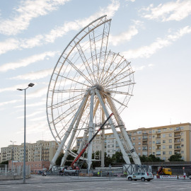 Assembly of the Ferris wheel - photo