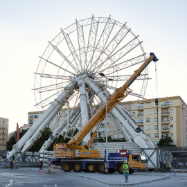 Assembly of the Ferris wheel - photo