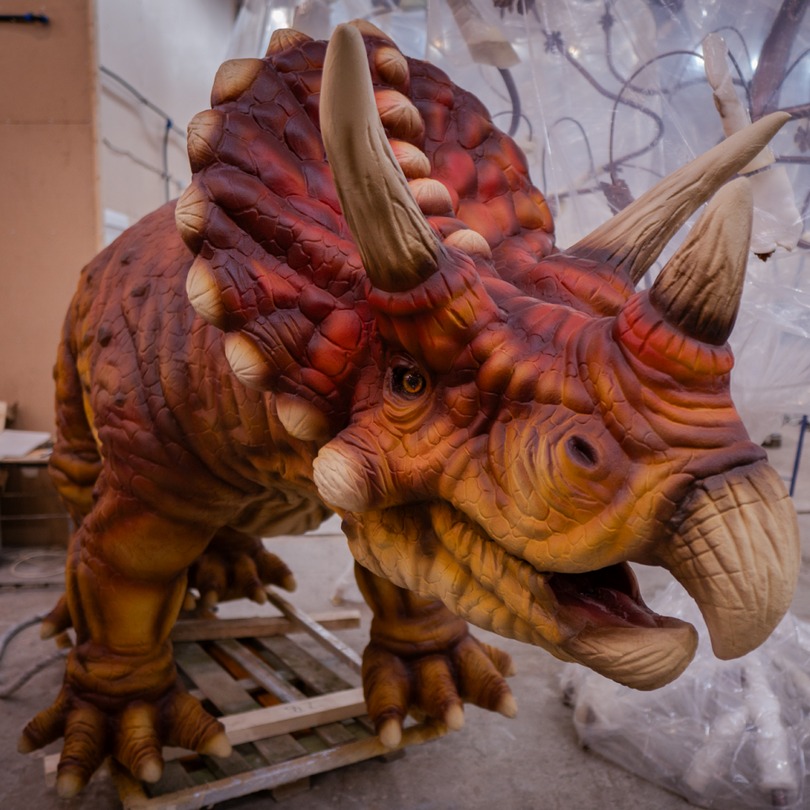 Triceratops - foto de figura animatrónica en stock