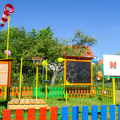 Un terrain météorologique pour les enfants&nbsp;&mdash;est un équipement moderne ludique dédié à observer des&nbsp;phénomènes de la nature et&nbsp;des changements dans la nature dans les&nbsp;jardins d'enfants et&nbsp;dans des écoles.