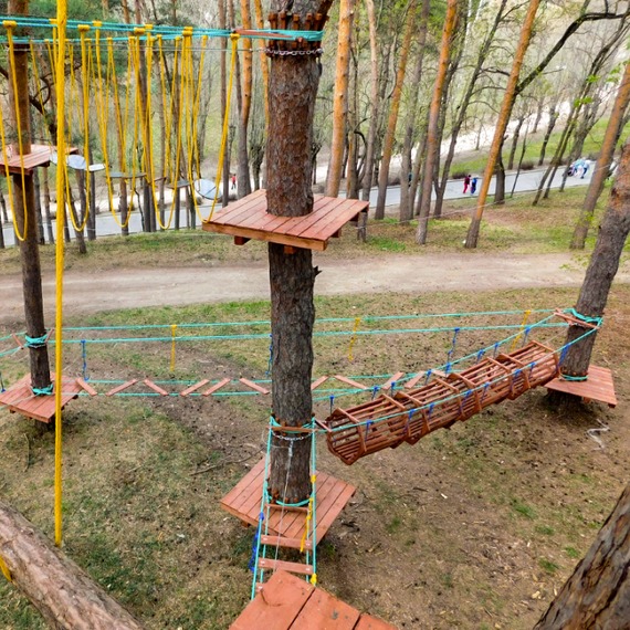 Parque de cuerdas sobre árboles en Kislovodsk Realizamos cualquier trabajo integral con figuras