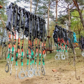 Parque de cuerdas sobre árboles en Kislovodsk