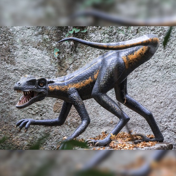 Le modèle fixe d'un des dinosaures-zauropodes. Ce dinosaure avait d'habiture un grand corps, un petit crâne et le cou long Le travail que nous réalisons avec les figures est très varié