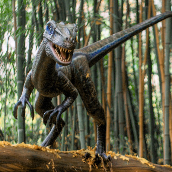 Le modèle fixe d'un des dinosaures-zauropodes. Ce dinosaure avait d'habiture un grand corps, un petit crâne et le cou long Le travail que nous réalisons avec les figures est très varié