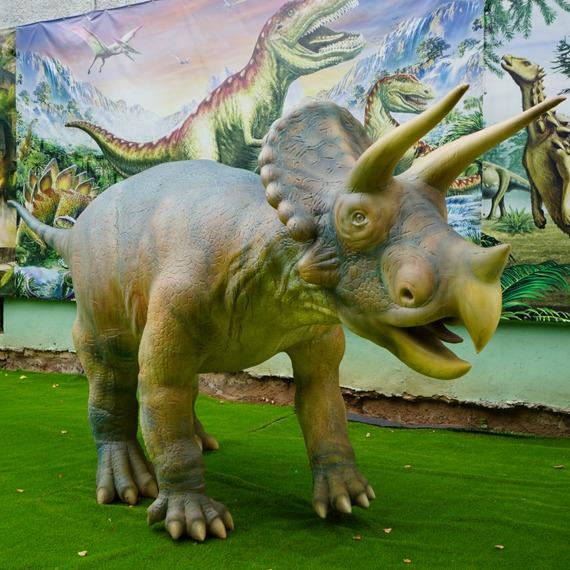 Аллозавр і трицератопс фота