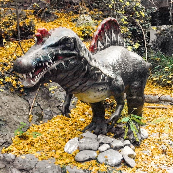 Спинозавр статичный фото