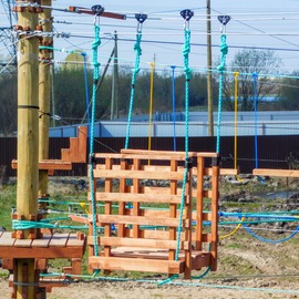 Parque de cuerdas sobre soportes en Arkhangelsk