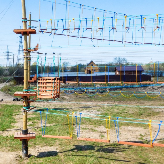 Parque de cuerdas sobre soportes en Arkhangelsk Realizamos cualquier trabajo integral con figuras