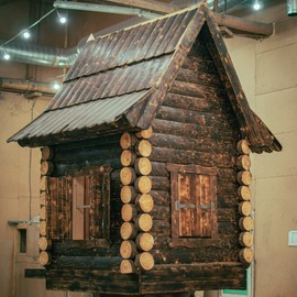 Hütte von Baba Yaga auf Hühnerbeinen mit Veranda